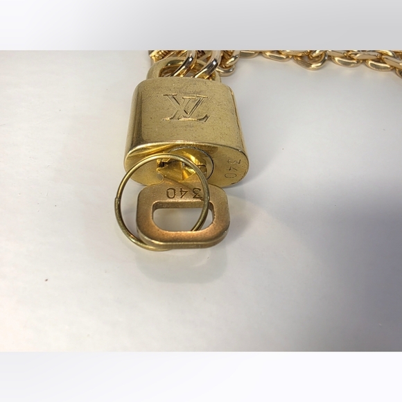 LV Lock N Key With Bag Chain - Picture 4 of 4